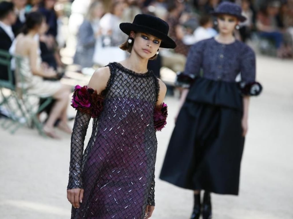 Mit geraden Schnitten, Silberfäden und bunten Akzenten glänzt das Outfit dieses Models. Foto: Francois Mori