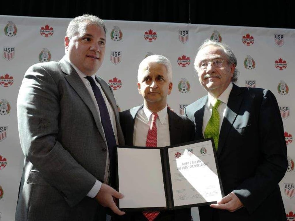 Die Präsidenten (l-r) des kanadischen, des US-amerikanischen und des mexikanischen Fußballverbandes, Victor Montagliani, Sunil Gulati und Decio de Maria, präsentieren ihre gemeinsame WM-Bewerbung. Foto: Mark Lennihan