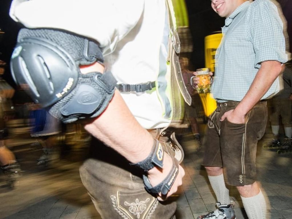 In Lederhosen und mit Protektoren geschützt nimmt ein Mann an der Blade Night in München teil. Foto: Marc Müller