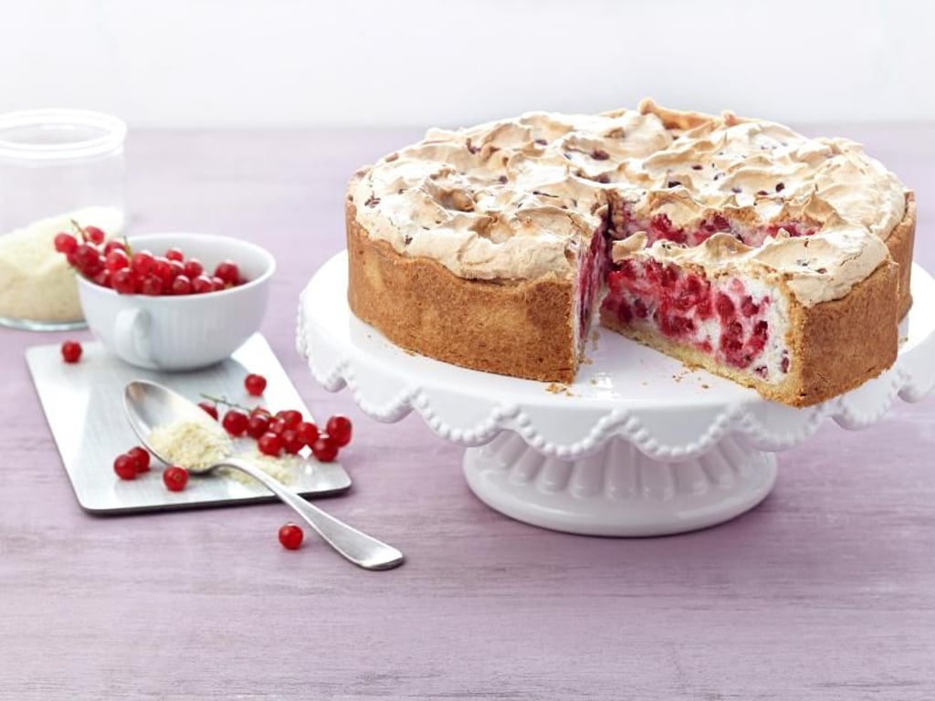 Das süße Schaumgebäck lässt sich hervorragend mit säuerlichen Früchten wie Johannisbeeren kombinieren. Foto: Dr. Oetker Versuchsküche