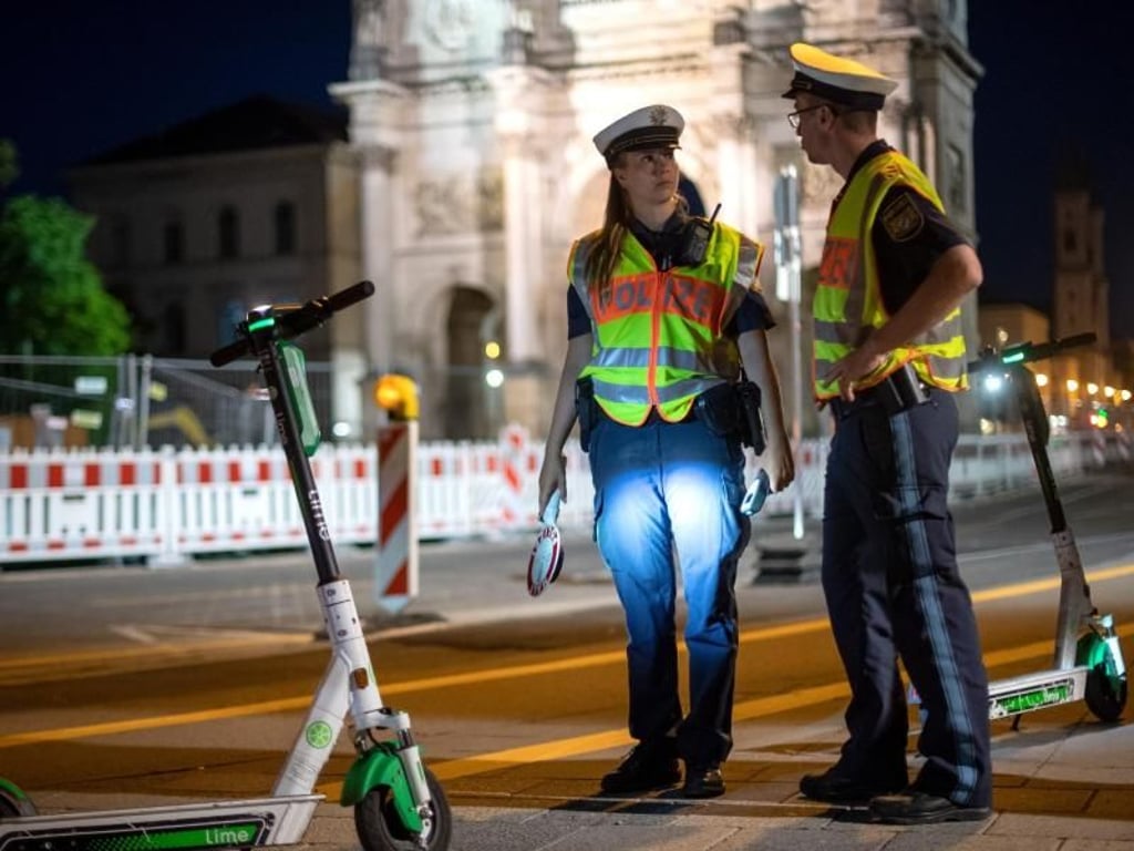 Polizisten bei einer E-Tretroller-Kontrolle in München. Foto: Sina Schuldt