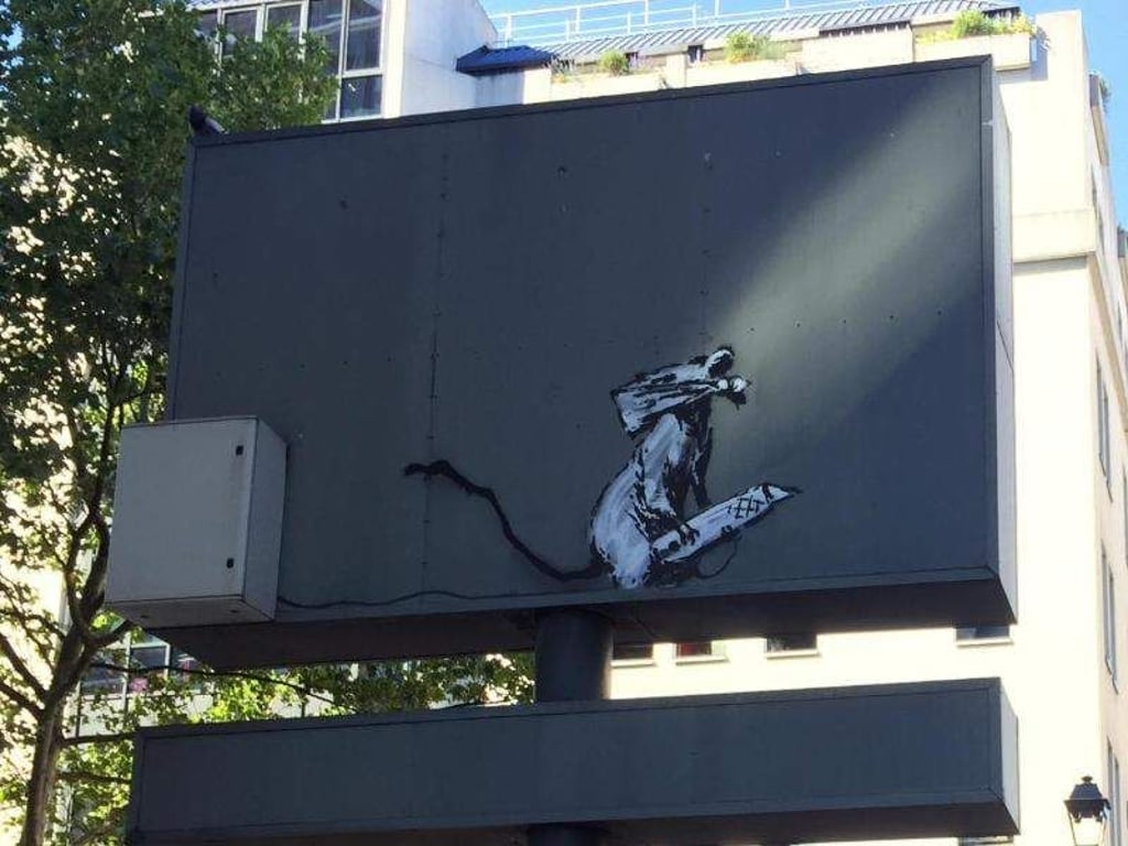 Ein Werk des britischen Streetart-Künstlers Banksy in Paris. Diebe haben es nach Angaben des Centre Pompidou aus dem hohen Metallkastenschild herausgeschnitten. Foto: Sebastian Kunigkeit