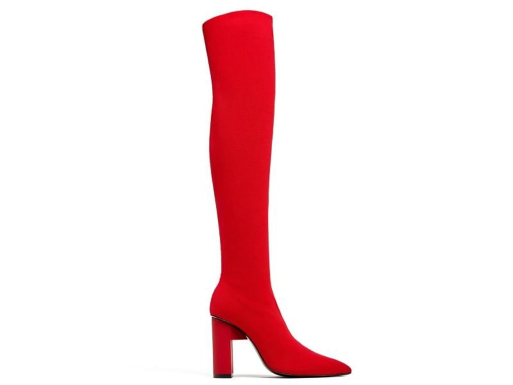 Rot ist eine Trendfarbe für Frauenschuhe - sogar Overknee-Stiefel werden damit gestaltet. Hier ein Beispiel von Zara (ca. 70 Euro). Foto: Zara/dpa-tmn