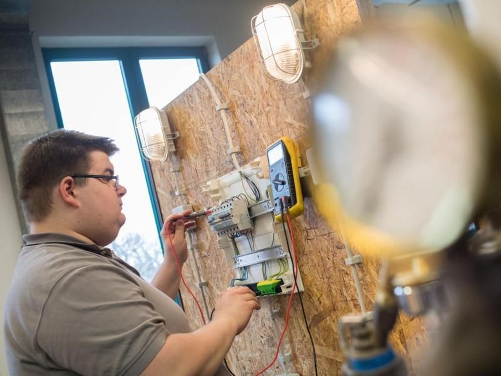 Elektroniker für Gebäude- und Infrastruktursysteme kümmern sich zum Beispiel um Lüftungssysteme, Alarmanlagen oder den Brandschutz. Foto: Franziska Gabbert