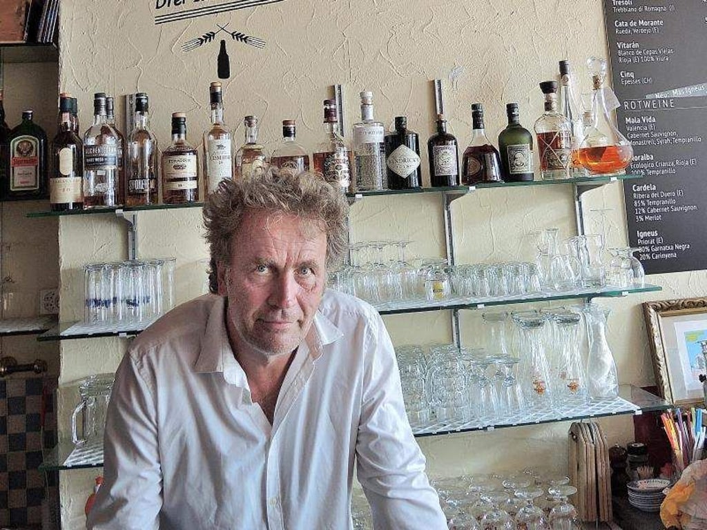 Der Schweizer Schriftsteller Alex Capus am Tresen seiner «Bar Galicia» im Schweizer Olten. Foto: Thomas Burmeister