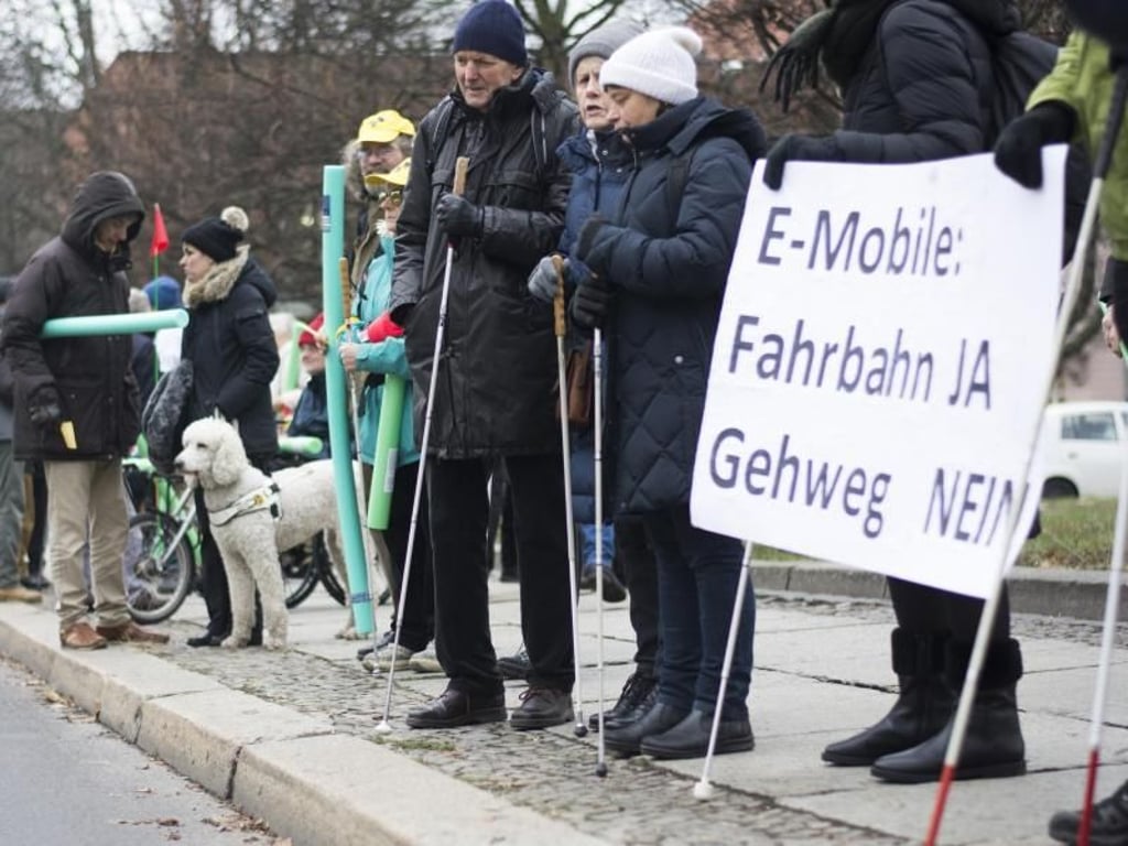 Gegner der E-Tretroller formulieren vor dem Bundesverkehrsministerium ihre Forderungen: «Fahrbahn Ja, Gehweg Nein». Foto: Clo Catalan