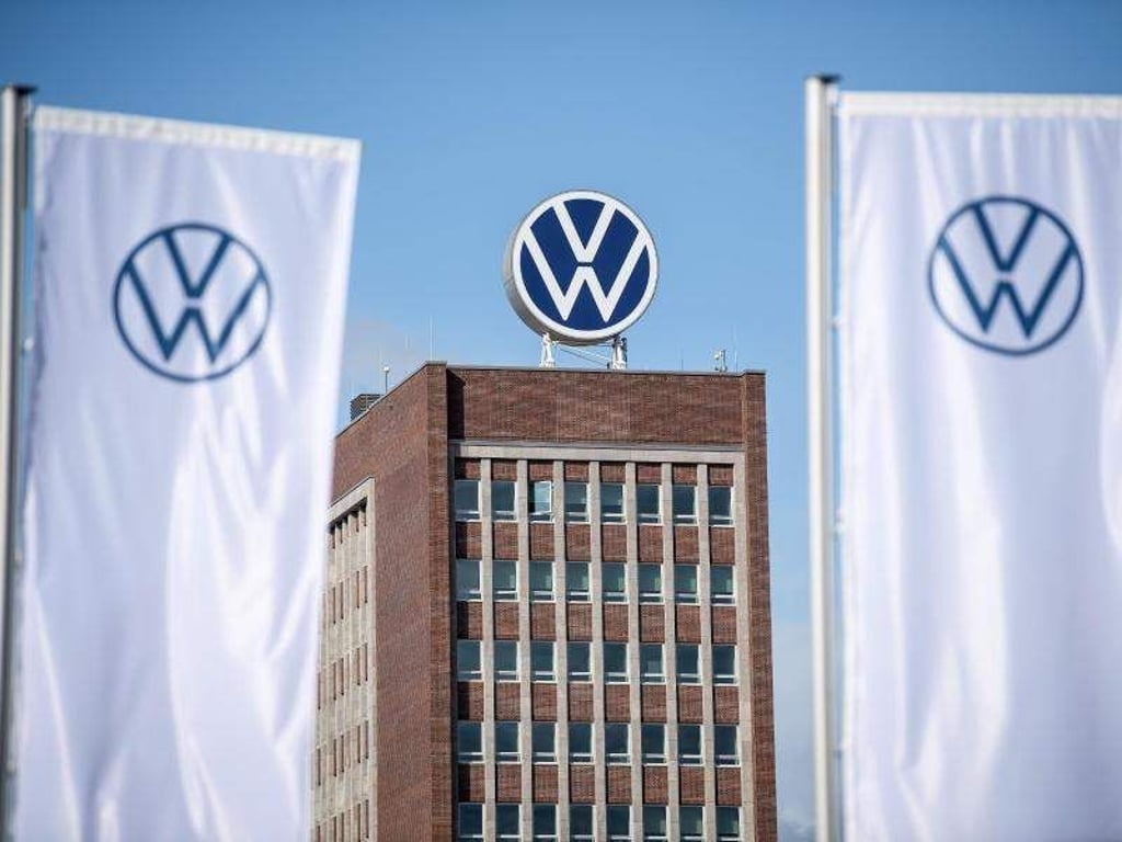Der Vorwurf der Marktmanipulation unter anderem gegen Konzernchef Herbert Diess war eines der Themen der Betriebsversammlung am VW-Stammsitz in Wolfsburg. Foto: Sina Schuldt