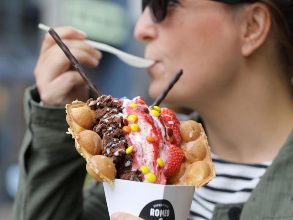 Ein Egg Waffles Eis von «Romeo & Julia» in Köln - derzeit sind die Waffeln, die aus Hong Kong kommen und inzwischen New York erobern, in Deutschland noch selten. Foto: Oliver Berg