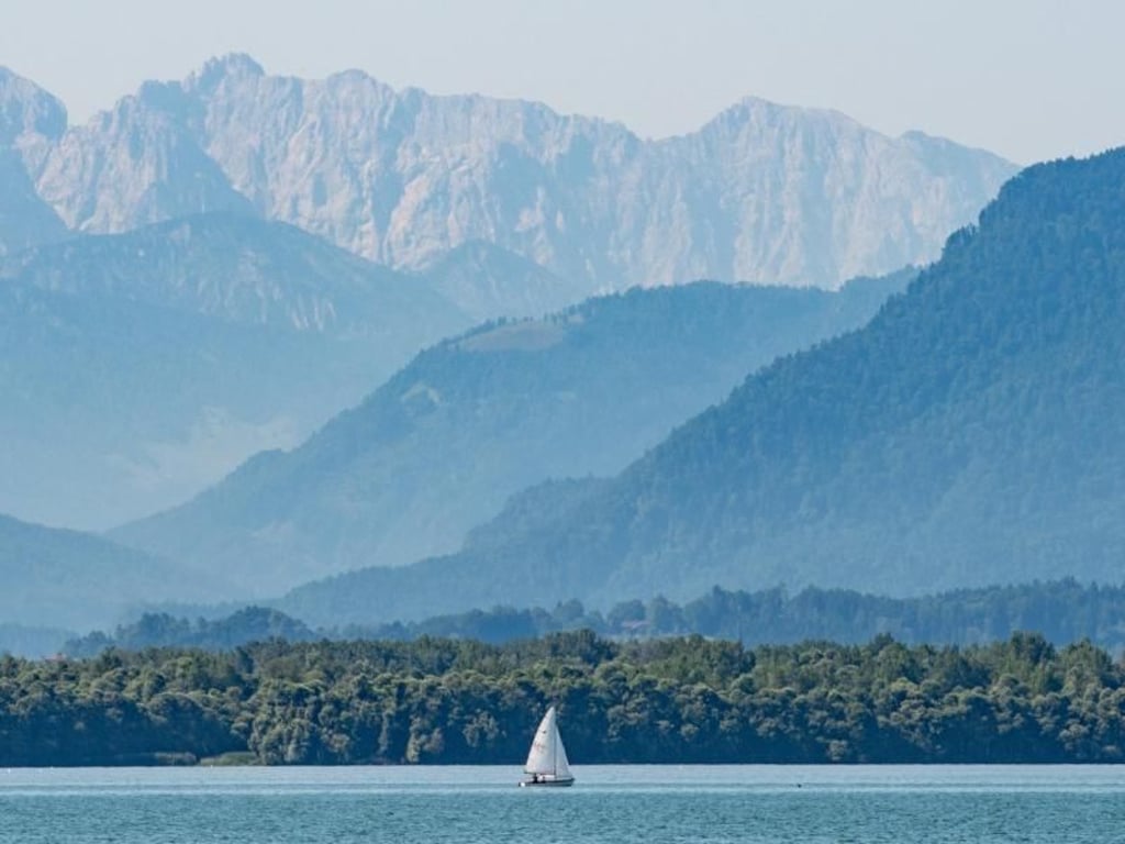 Segelboot auf dem Chiemsee: Im Süden Deutschlands kletterten die Temperaturen im Juli immer wieder über die 30-Grad-Marke. Foto: Armin Weigel