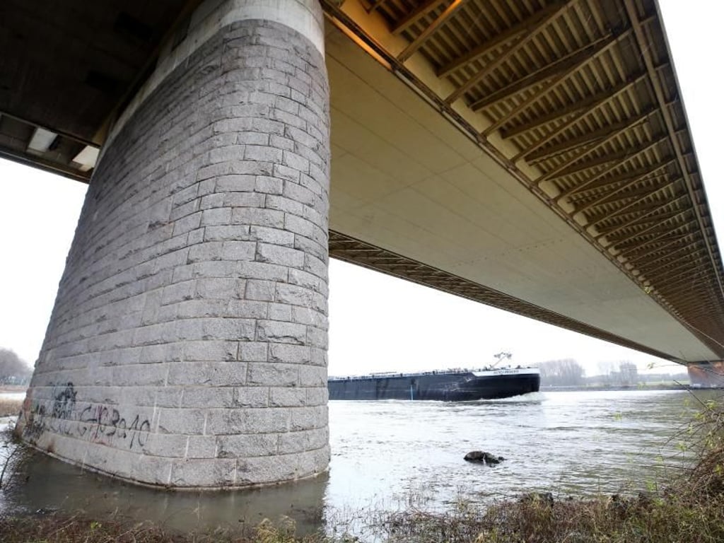 Normalerweise steht der Brückenpfeiler, gegen den das Kreuzfahrtschiff prallte, bei Niedrigwasser an Land, zum Zeitpunkt der Kollison allerdings im Wasser. Foto: Roland Weihrauch