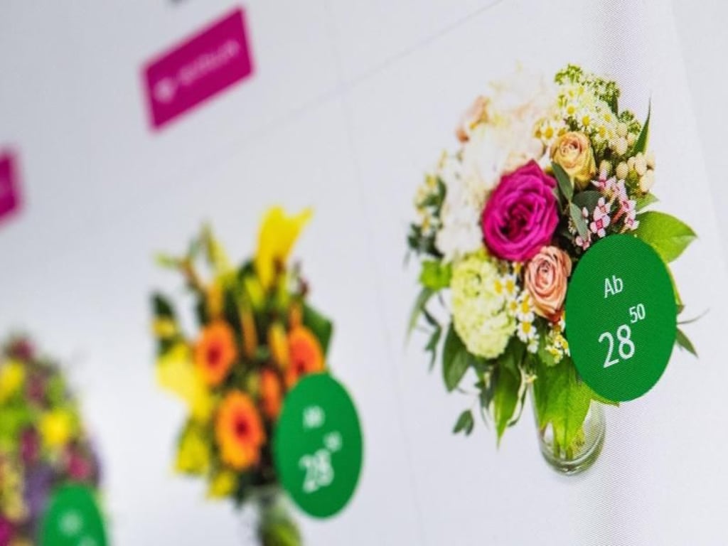 Blumensträuße überreicht man am besten persönlich. Geht das nicht, bieten sich Online-Shops an. Foto: Franziska Gabbert
