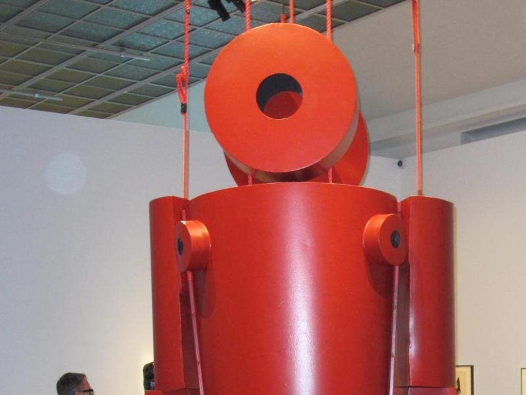 Die Skulptur «Marionette» von Bogomir Ecker in der Ausstellung «The Power of the Avant-Garde. Now and Then» im Museum Bozar in Brüssel. Foto: Sabine Glaubitz
