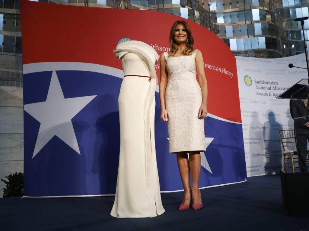 Melania Trump steht neben dem vom Designer Herve Pierre entworfenen Kleid. Foto: Pablo Martinez Monsivais