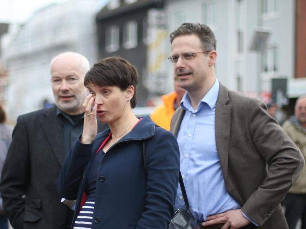 Die Vorsitzende der AfD, Frauke Petry, und ihr Ehemann, der AfD-Spitzenkandidat für die Landtagswahl in Nordrhein-Westfalen, Marcus Pretzell (r) bei Wahlkampfauftakt. Foto: Ina Fassbender/Archiv