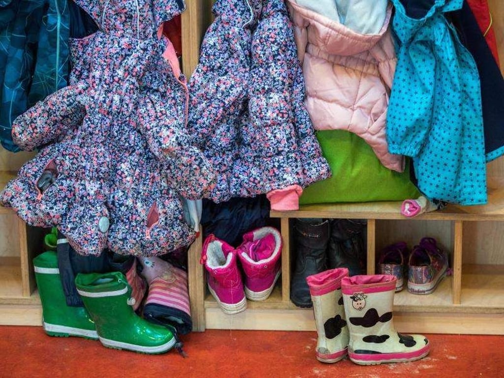 Eltern mit mehreren Kindern im Kindergartenalter sollen künftig nur noch für ein Kind Kita-Beiträge zahlen. Foto: Jens Büttner/Archiv