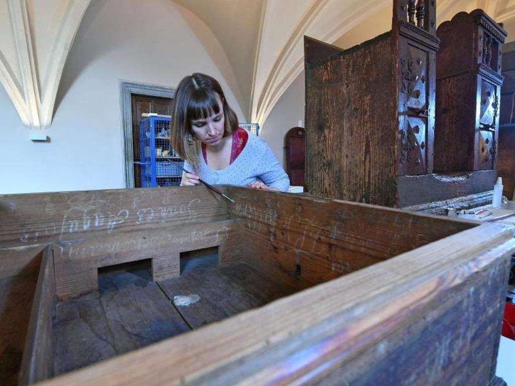 Die Restauratorin Susanne Ruynat im Wohnhaus des Theologen Martin Luther (1483-1546) in Wittenberg. Foto: Hendrik Schmidt