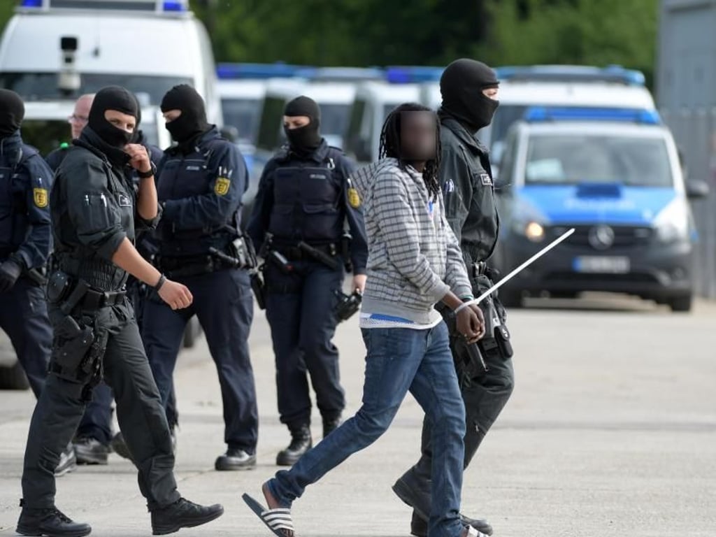 Landeserstaufnahmeeinrichtung für Flüchtlinge in Ellwangen: Bundesinnenminister Seehofer bezeichnete den am Montag erzwungenen Rückzug der Polizei aus der Unterkunft als «Schlag ins Gesicht der rechtstreuen Bevölkerung». Foto: Stefan Puchner