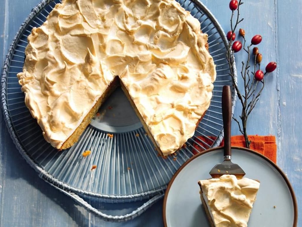 Baiser lässt sich vielseitig verwenden, zum Beispiel bei einem Birnenkuchen als Baiserhaube. Foto: Dr. Oetker Versuchsküche