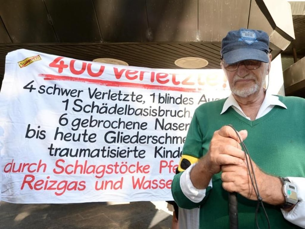 Dietrich Wagner (l.), der bei den Stuttgart-21-Protesten im Jahr 2010 schwer verletzt wurde, vor Prozessbeginn im Landgericht Stuttgart. Foto: Bernd Weißbrod