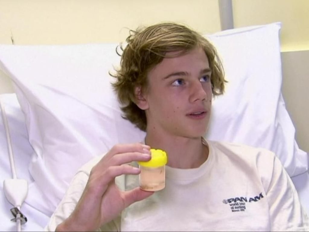 Der Schüler Sam Kanizay hält im Krankenhaus einen Behälter mit den Tierchen. Foto: Australia Pool
