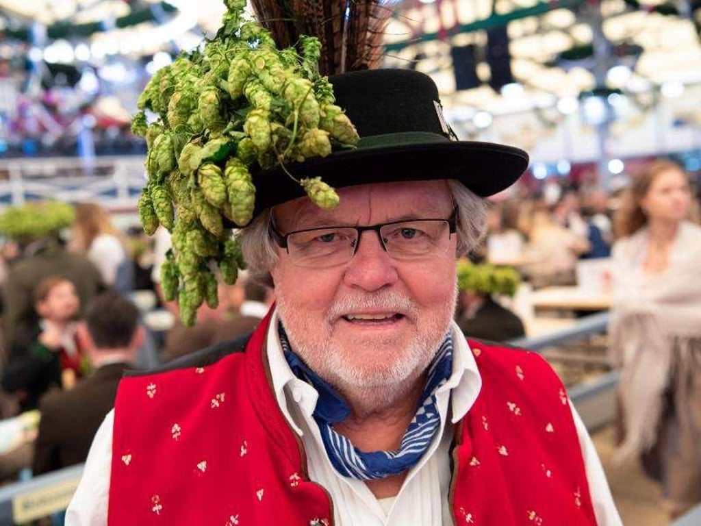 Günter Werner im Schottenhamel Festzelt an seinem Stammtisch. Foto: Sven Hoppe