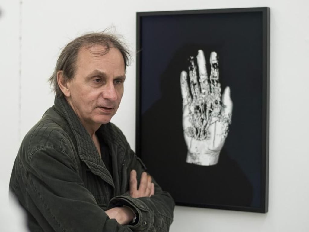Michel Houellebecq hat in seinen Werken für die Manifesta einen mikroskopischen Blick auf seinen Körper geworfen. Foto: Ennio Leanza