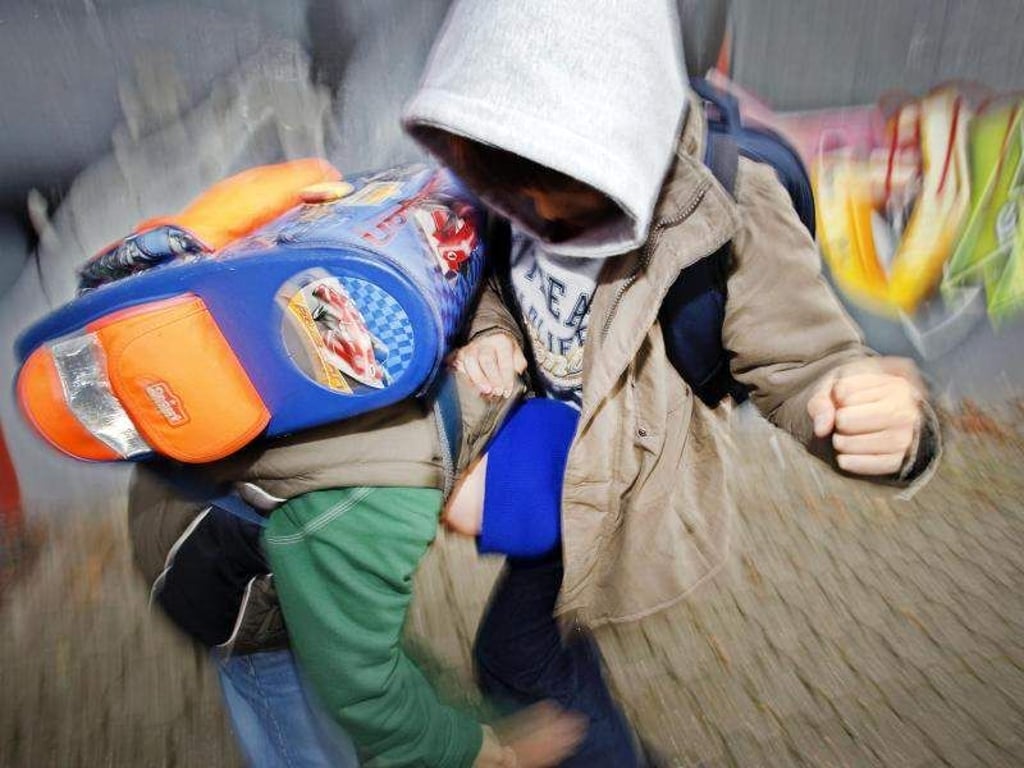 Zwei Schüler prügeln sich auf dem Schulhof. Foto: Oliver Berg/Archivbild