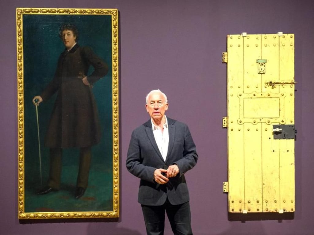 Schauspieler Simon Callow neben dem Gemälde «Oscar Wilde» von Goodloe Harper Pennington und der Zellentür des Gefängnisses Reading Gaol, in dem Oscar Wilde wegen seiner Homosexualität eingesperrt wurde. Foto: Dominic Lipinski