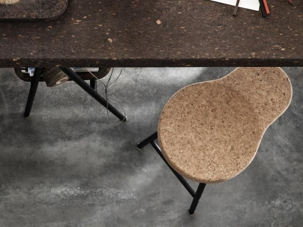 Designerin Ilse Crawford hat für Ikea eine Produktfamilie mit Korkmöbeln entworfen, dazu gehören Sitzmöbel und ein Tisch. Foto: Ikea/Marcus Lawett