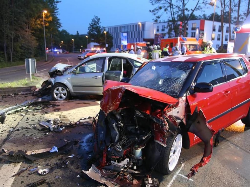 Zerstörte Fahrzeuge nach einem illegalen Autorennen im nordrhein-westfälischen Hagen. Foto: Alex Talash
