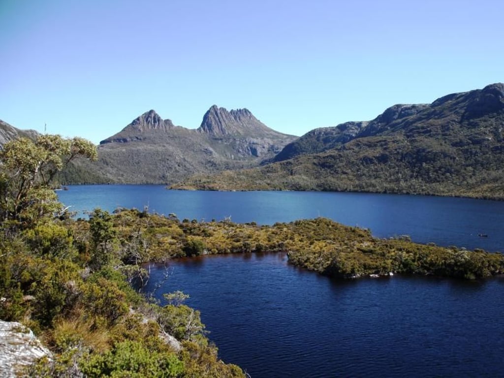 Der Cradle Mountain ist mehr als 1500 Meter hoch und zählt zu den beliebtesten Wanderzielen in Tasmanien. Foto: Steffen Trumpf