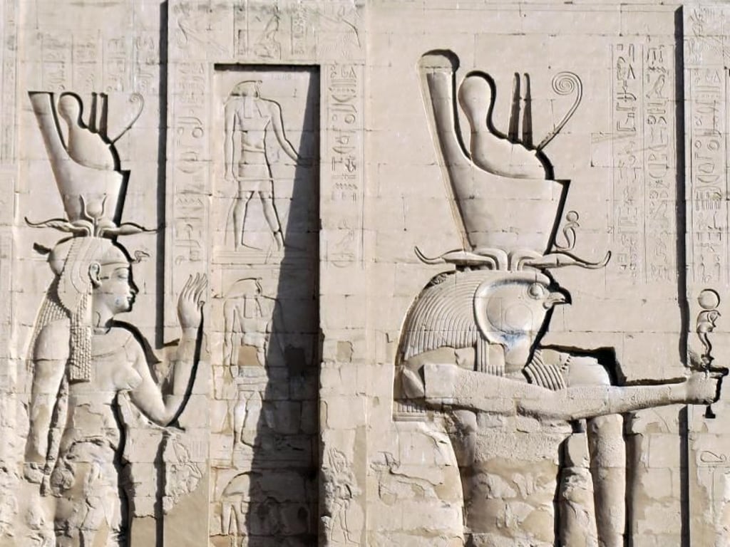 Über Jahrtausende sehr gut erhaltene Reliefs im Tempel von Edfu zeigen den Falkengott Horus mit der Doppelkrone Ägyptens, die für die Vereinigung der beiden Landesteile Ober- und Unterägypten steht. Foto: Simone A. Mayer/dpa-tmn