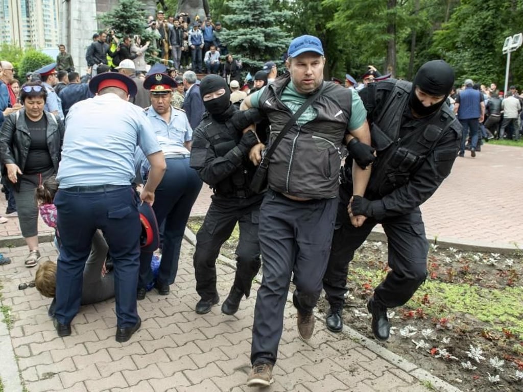 Protesten während der Präsidentschaftswahlen: Die kasachische Polizei nimmt Demonstranten in Gewahrsam. Foto: AP