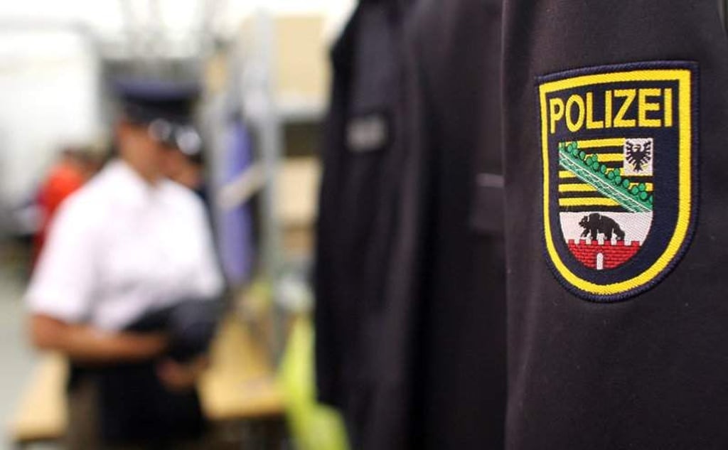 ARCHIV - Das Dienstwappen der Polizei von Sachsen-Anhalt, aufgenommen am 27.08.2009 in Magdeburg bei der Präsentation der Polizeiuniformen. Das Landesverfassungsgericht verhandelt am 25. September über das Polizeigesetz von Sachsen-Anhalt. Foto: Jan Woitas/dpa (zu lah vom 25.09.2014) +++(c) dpa - Bildfunk+++