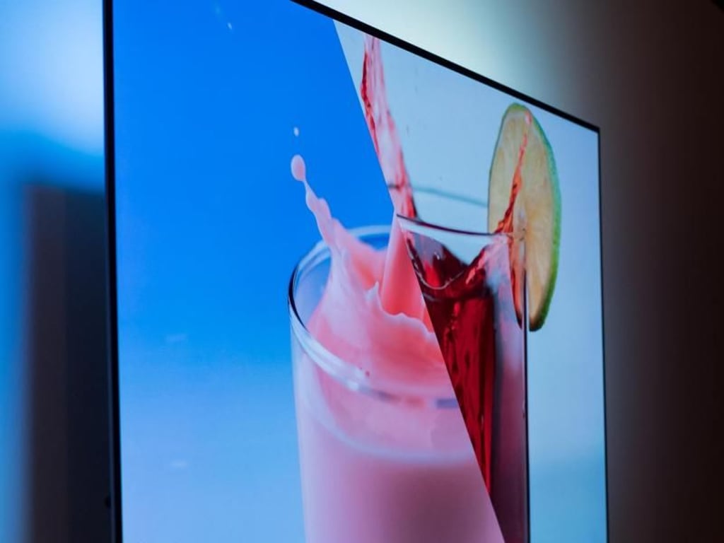 Raumdesign mit Licht: Philips setzt auf das sogenannte Ambilight - LEDs auf der Rückseite der Fernseher strahlen an die Wand. Foto: Alexander Heinl/dpa-tmn