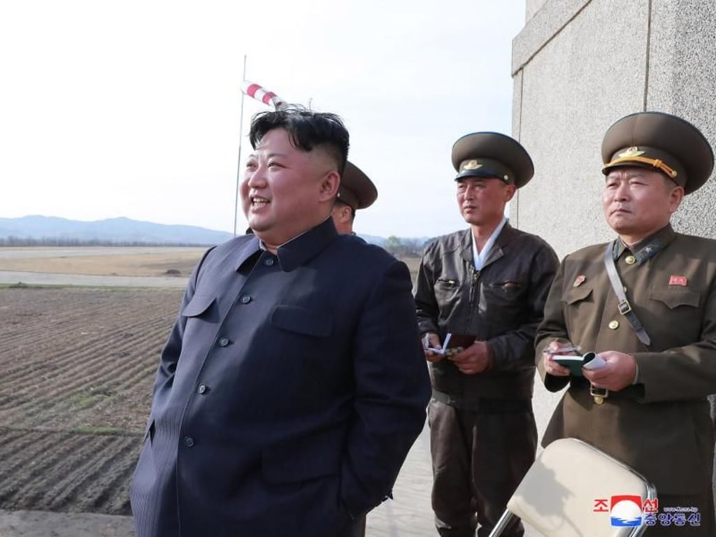 Kim Jong Un verfolgt eine Flugübung der Koreanischen Volksarmee. Foto: KCNA