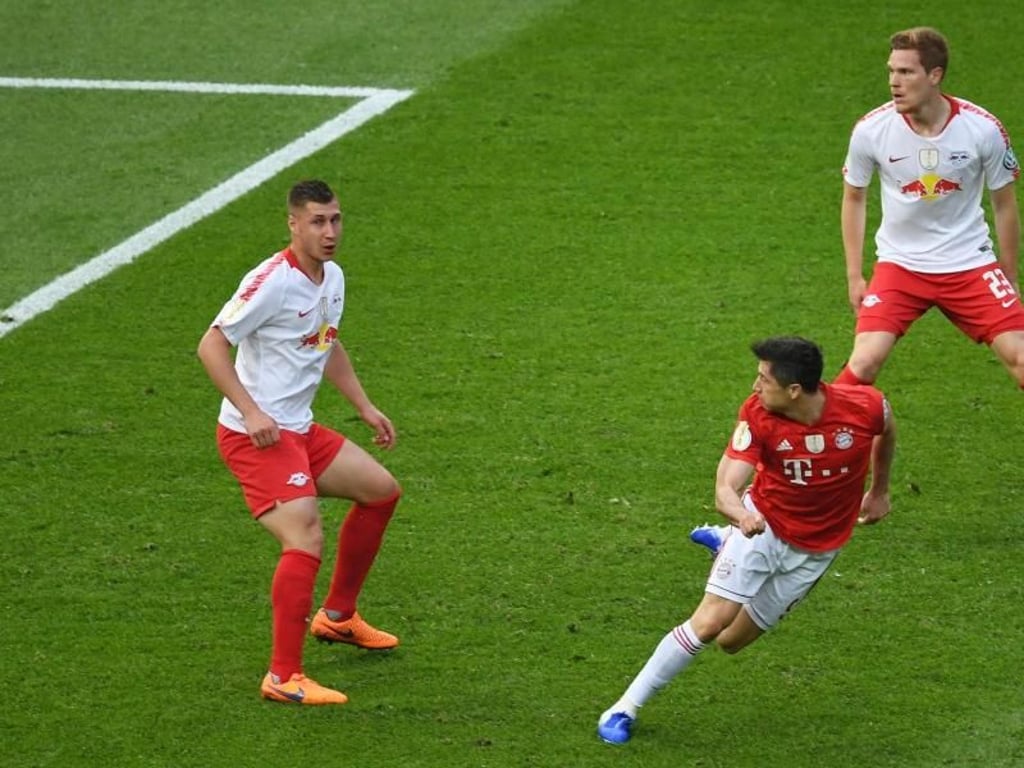 Bayern-Stürmer Robert Lewandowski (M.) sorgte mit einem wuchtigen Kopfball für die Führung. Foto: Hendrik Schmidt