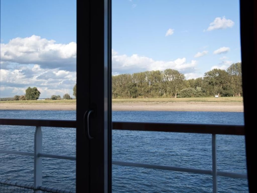 Entspannend: Vor dem Kabinenfenster zieht das Flussufer vorbei. Foto: Andrea Warnecke