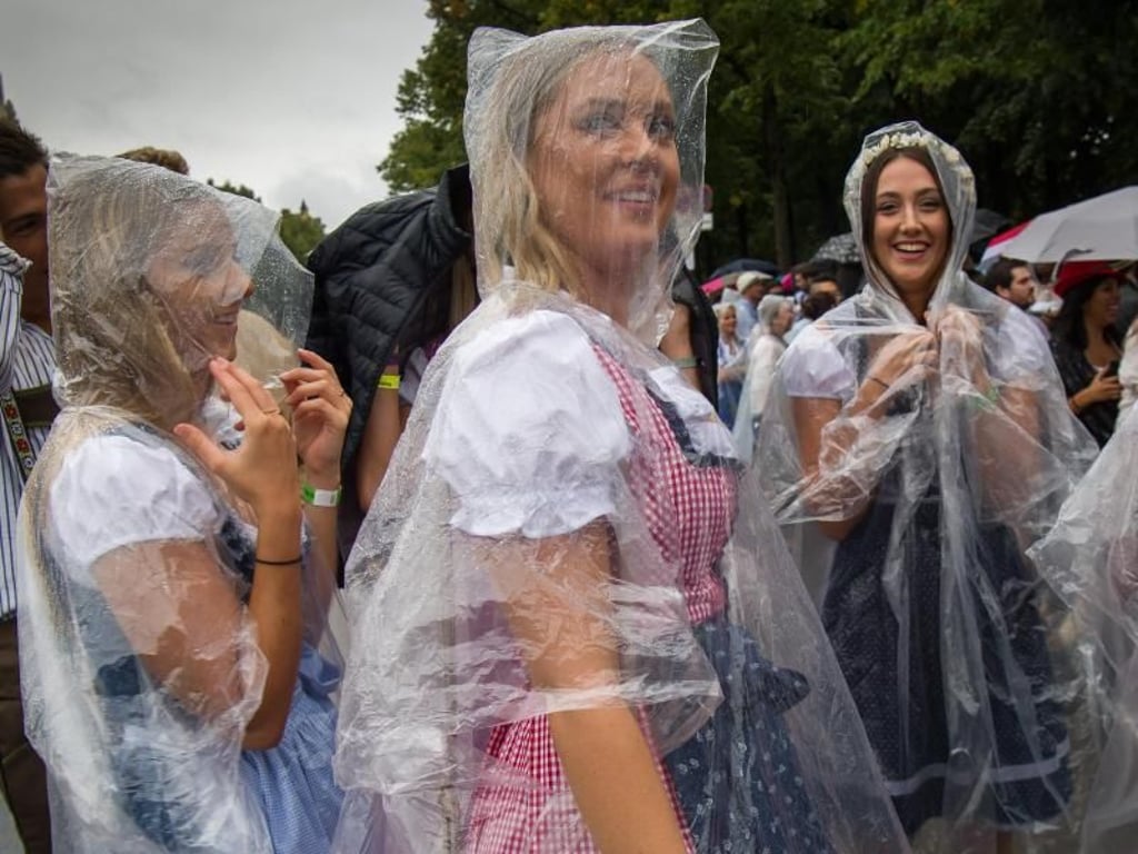 Bestens vorbereitet: Drei Wiesn-Besucherinnen aus dem australischen Melbourne. Foto: Peter Kneffel