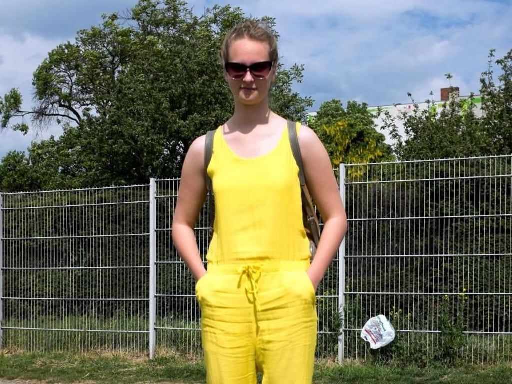 In Berlin sind die Farben auch mal schrill: Ronja ist Studentin und seit zwei Jahren in Berlin. Ursprünglich kommt sie aus Bochum. Foto: Inga Kjer