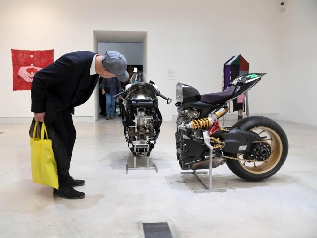 Ein zersägtes Motorrad der Künstlerin Alexandra Bircken auf der Art Biennale Venedig 2019. Foto: Felix Hörhager
