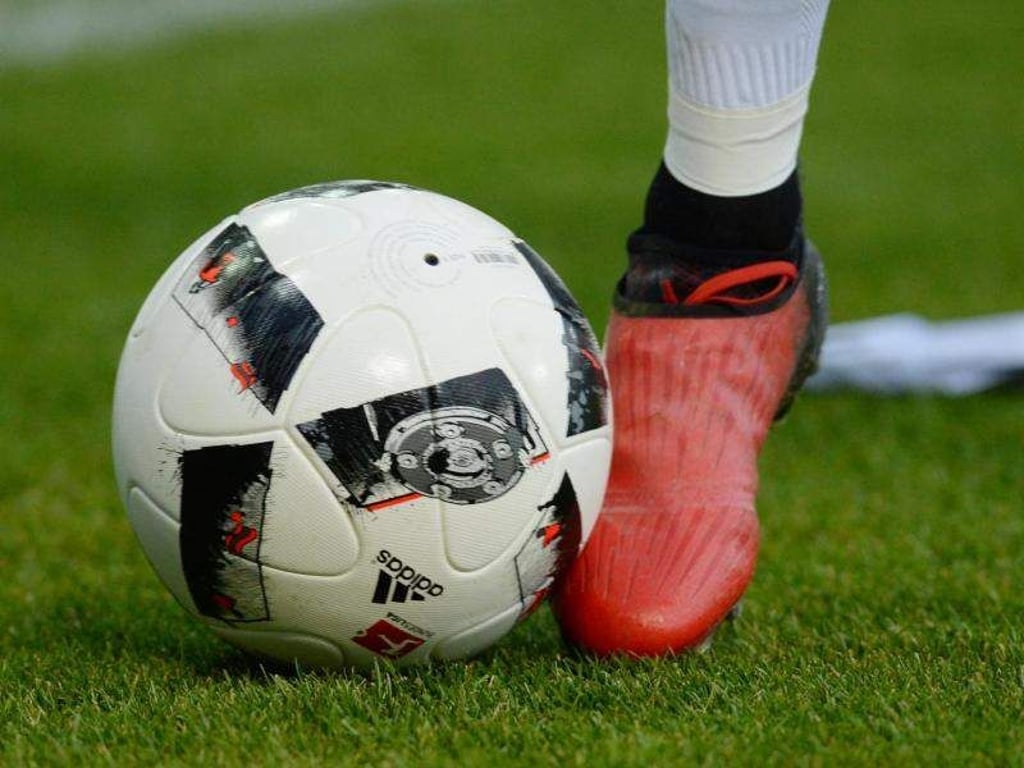 Ein Fußball-Spiel. Foto: Patrick Seeger/Archivbild