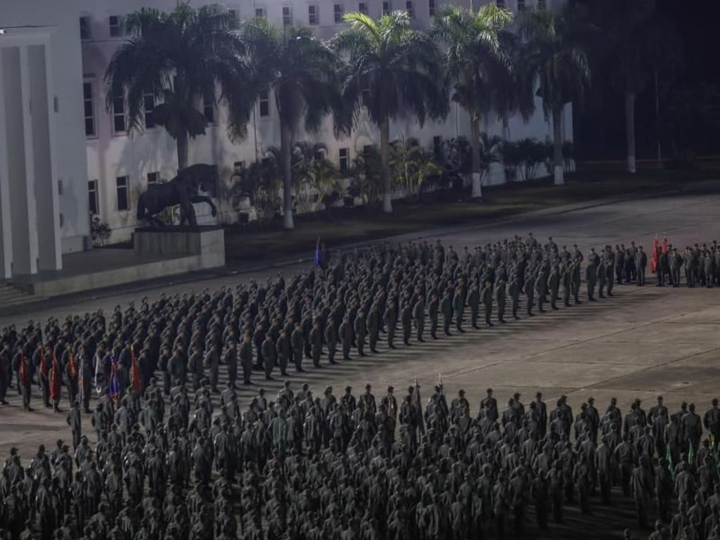 Dieses vom venezolanischen Präsidentenamt zur Verfügung gestellten Bild zeigt Soldaten in der Festung Tiuna. Der venezolanische Staatschef Maduro drohte den an der Rebellion Beteiligten mit harten Konsequenzen. Foto: Prensa Miraflores/dpa