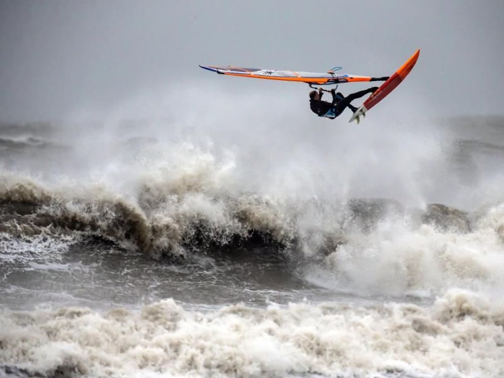 Die beste Zeit zum Surfen in Klitmøller ist ab September - dann sind die Wellen besonders hoch. Foto: Visit Denmark/Mark Wengler