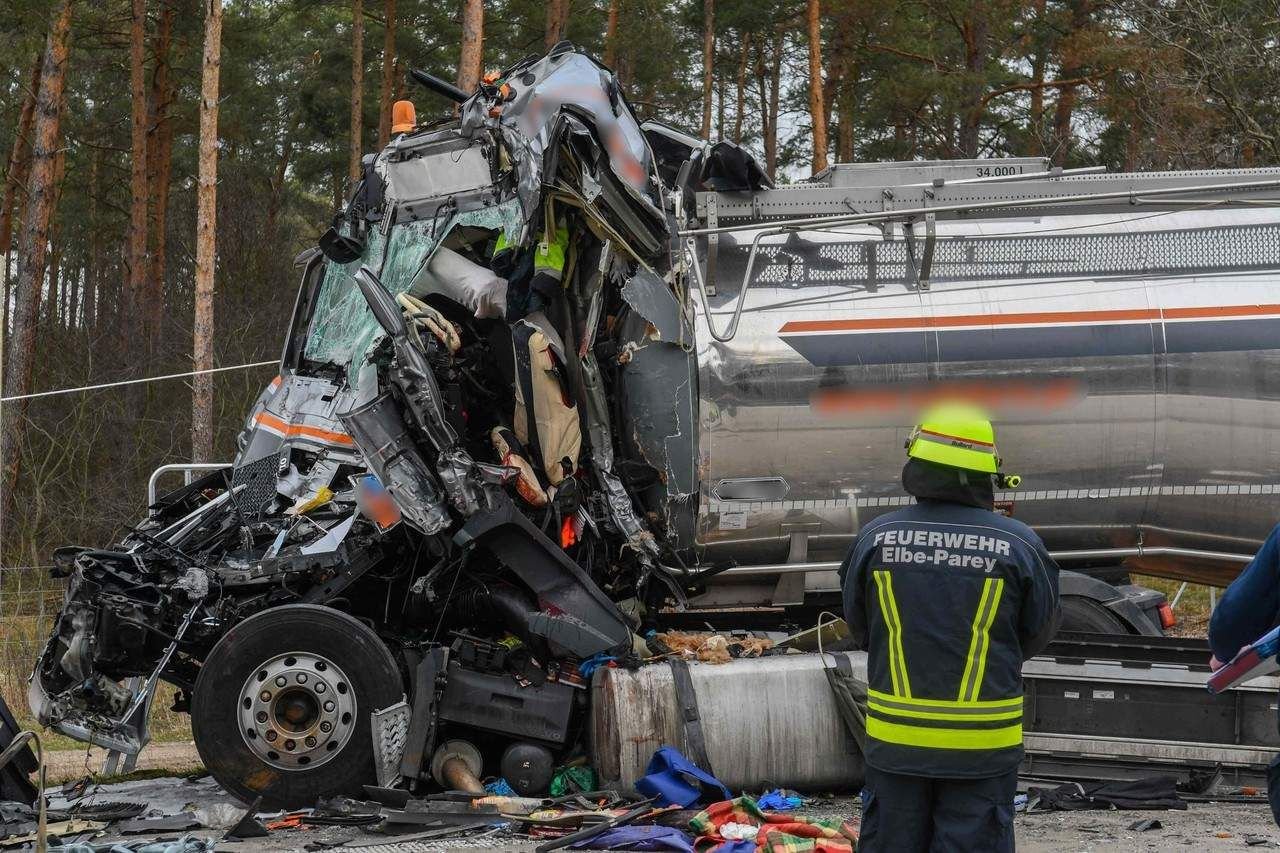 Lkw-Fahrer Stirbt Bei Unfall Auf A2 Bei Burg