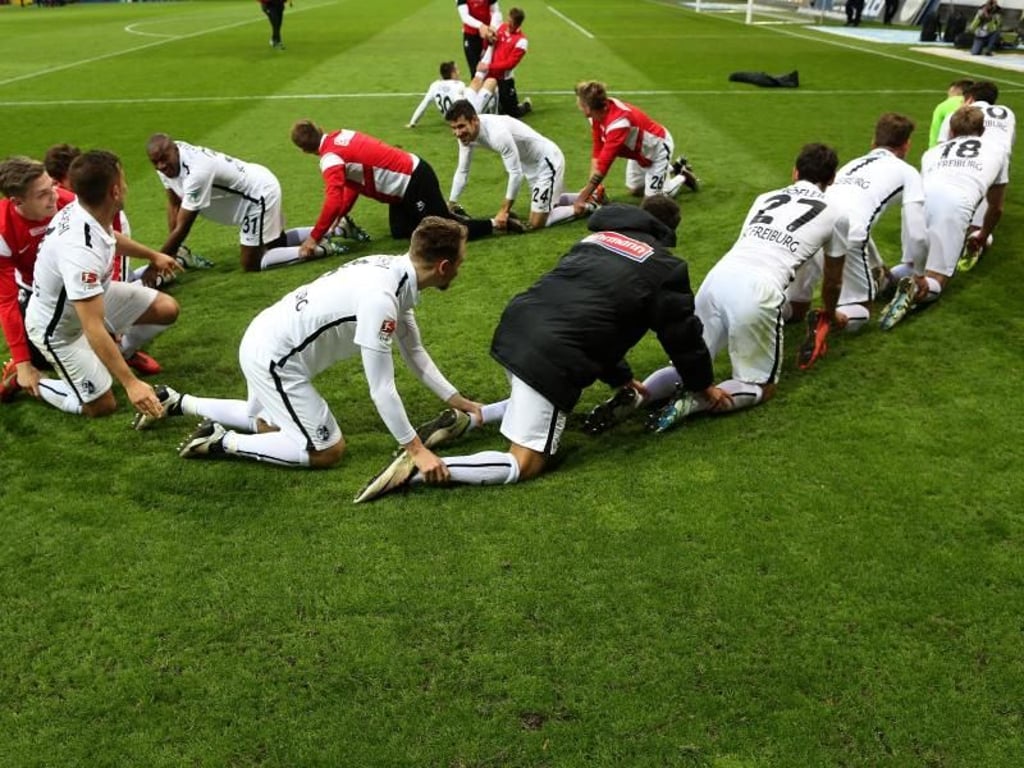 Die Freiburger Spieler machten nach dem Aufstieg die Raupe. Foto: Ina Fassbender