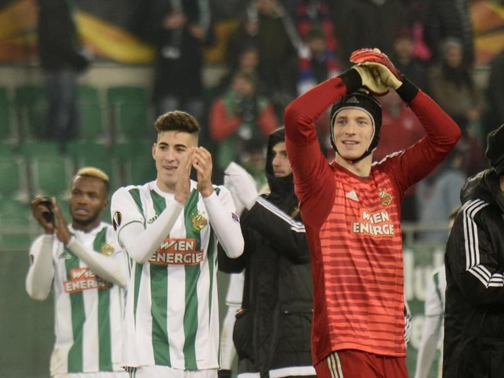 Die Rapid-Spieler feiern ihren Sieg gegen die Glasgow Rangers. Foto: Herbert Pfarrhofer/APA