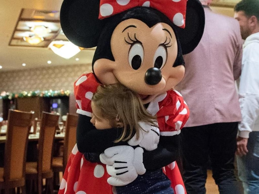 Der große Moment: Die Vierjährige kann vom Knuddeln mit Minnie Maus gar nicht genug bekommen. Foto: Andrea Warnecke