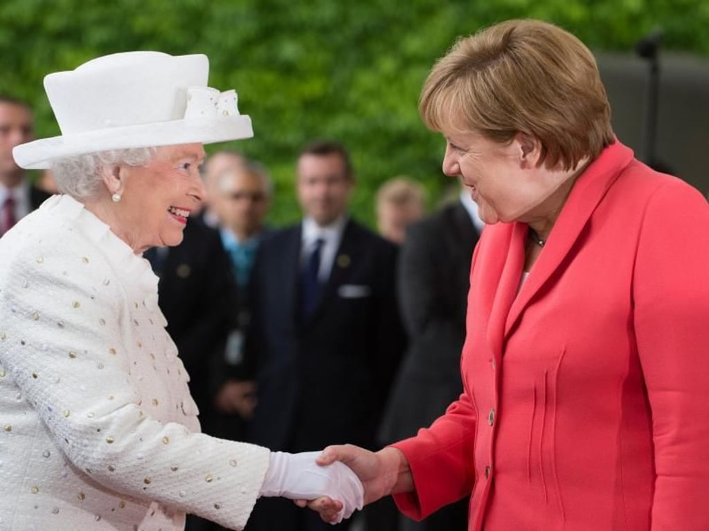 Zwei, die sich offenbar gut verstehen: Angela Merkel begrüßt Königin Elizabeth II. Foto: Gregor Fischer