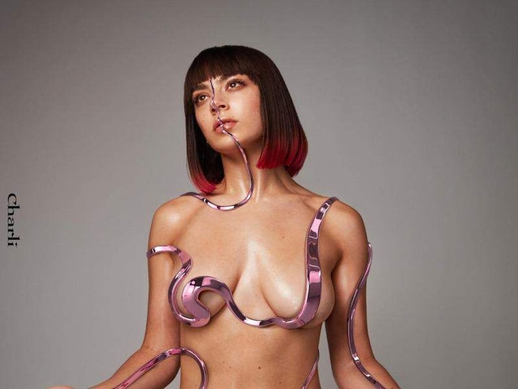 Charlotte Aitchison alias Charli XCX zeigt viel nackte Haut. Foto: Warner Music